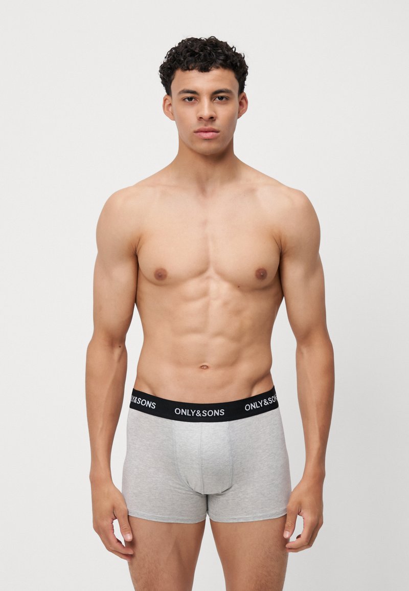 Boxer briefs grigi con un elastico nero in vita riportante il nome del marchio "ONLY & SONS", realizzati in tessuto morbido per un comfort ottimale.