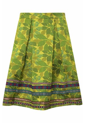 Grüner Midirock mit Blattmuster, der Falten und einen dekorativen Saum mit bunten horizontalen Streifen und kunstvollen Akzenten aufweist.