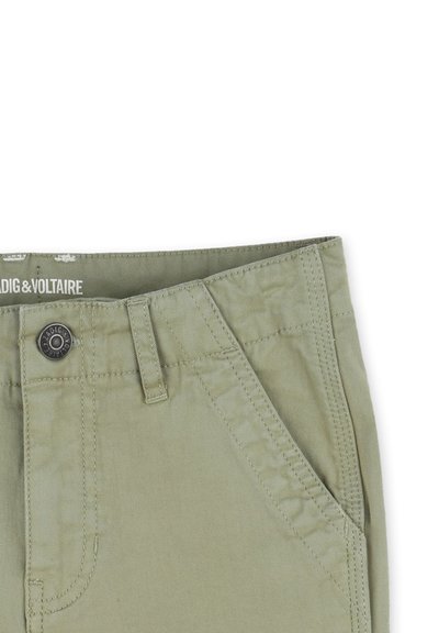 Pantaloni khaki in morbido cotone, dotati di tasca frontale, chiusura con bottone e dettagli di cucitura discreti vicino al punto vita.