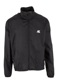 Giacca leggera nera in materiale sintetico, con colletto alto, zip frontale completa, tasche laterali e un piccolo logo bianco sul petto.