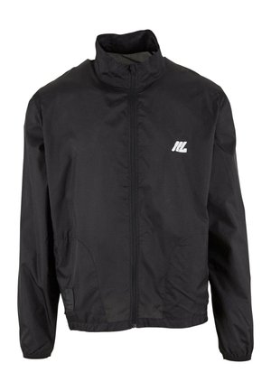 Musta kevyt takki, joka on valmistettu synteettisestä materiaalista, jossa on pystykaulus, täysi etuvetoketju, sivutaskut ja pieni valkoinen logo rintakehässä.