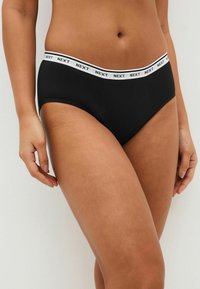 Zwarte katoenen hipster slips met een witte elastische tailleband waarop de merknaam "NEXT" gedrukt is. Gladde textuur, klassiek design.