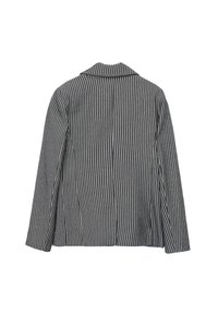 Blazer rayé noir et blanc avec un col cranté, des manches longues et une coupe droite. Fabriqué en tissu texturé, il présente des rayures verticales.