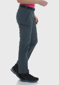 Szare spodnie outdoorowe z zamykanymi na zamek kieszeniami, paskiem i zwężającym się krojem. Wykonane z lekkiego, wytrzymałego materiału, idealne do aktywności.