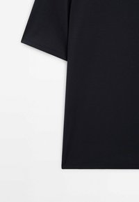 T-shirt nera a maniche corte con collo rotondo, che mostra la manica destra e il lato su uno sfondo bianco.
