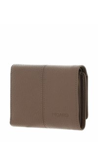 Portefeuille compact en cuir taupe avec coutures visibles et "PICARD" embossé à l'avant, plié, avec une surface propre et texturée.