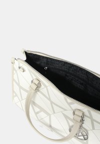 Borsa a mano bianca in pelle con motivo geometrico grigio, chiusura con zip, doppio manico e interno nero con stampa logo e tasca con zip.