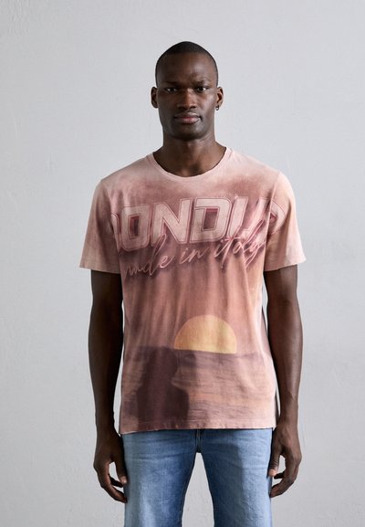 Lichtroze katoenen t-shirt met een zonsondergangafbeelding en de tekst "ONDUP gemaakt in Italië," met een ronde halslijn en korte mouwen.