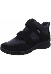 Schwarze Knöchelstiefel mit einem Obermaterial aus Wildleder und Synthetik, ausgestattet mit zwei Klettverschlussriemen, einer strukturierten Sohle und einem gepolsterten Schaft für zusätzlichen Komfort.