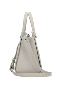 Bolso de mano de cuero beige con forma estructurada, dos asas cortas, correa de hombro ajustable y detalles metálicos en tono plateado. Superficie texturada visible.