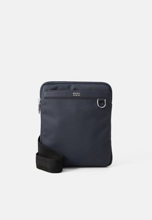 Tengerészkék nylon keresztpántos táska textúrált felülettel, elülső cipzáras zsebbel, ezüst hardware-rel és fekete állítható pánttal. Klasszikus téglalap alakú.