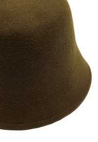 Brązowy kapelusz typu bucket z wełny z gładką, teksturowaną powierzchnią i zaokrąglonym, opadającym rondem. Posiada staranne przeszycia wzdłuż krawędzi.