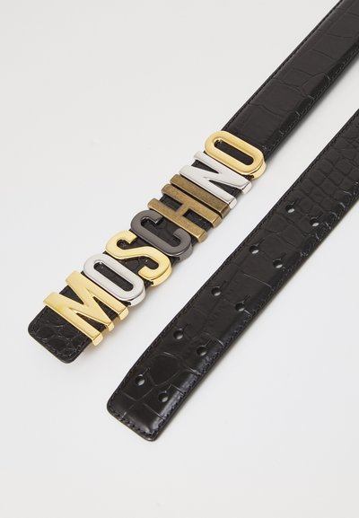 Čierny kožený opasok s výraznými mnohofarebnými kovovými písmenami, ktoré tvoria slovo "MOSCHINO." Textúrovaný dizajn s viditeľným hardvérom s prackou a dierami na prispôsobenie.