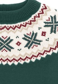 Suéter de punto verde con un cuello crema estampado que presenta motivos de copos de nieve y diamantes en rojo y verde oscuro. Textura suave.