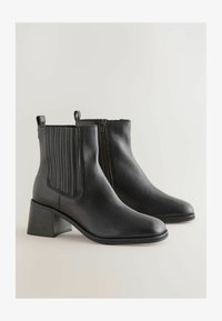 Sélectionné, new black leather