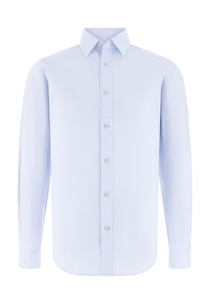 Lichtblauw overhemd met lange mouwen, knopen aan de voorkant, een puntige kraag en witte knopen, gepresenteerd tegen een effen achtergrond.