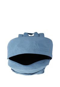 Niebieska torba z materiału o zaokrąglonym dnie, z otwartym zamkiem błyskawicznym i czarnym wnętrzem. Dwa krótkie uchwyty na górze do noszenia.