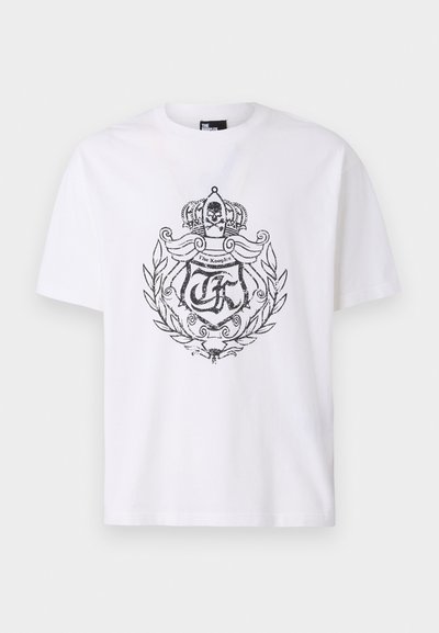Valge puuvillane T-särk, millel on must graafik disain kuninga krooniga ja laurelilehtedega, ning tekst "The Kooples" on silmapaistvalt esitatud.