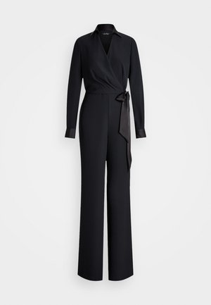 Combinaison noire à manches longues avec devant croisé, col, ceinture en satin à nouer, et pantalon à jambes larges sur fond blanc.