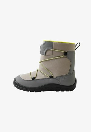 Szare wodoodporne buty z teksturowaną cholewką, neonowymi żółtymi akcentami, elastycznym systemem sznurowania i solidną czarną gumową podeszwą.