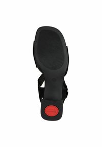 Schwarze Sandale mit Gummisohle, strukturiertem Boden für besseren Grip, verstellbaren Riemen und einem roten, runden Akzent an der Ferse mit dem Aufdruck "Comfort". Größe 37.