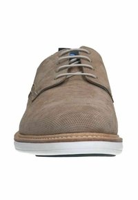 Scarpa stringata in suede beige con superficie liscia, texture perforata e suola in gomma bianca. Caratterizzata da lacci grigio chiaro e un piccolo accento blu.
