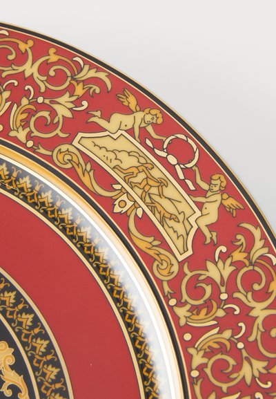 Κόκκινος διακοσμητικός δίσκος με περίπλοκα χρυσά σχέδια, χερουβείμ και κεντρικό μοτίβο. Λεπτή επιφάνεια με γυαλιστερή άκρη.