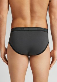 Donkergrijze herenslip met een gestructureerde tailleband met subtiele branding, een contoured fit en een gladde stofafwerking.