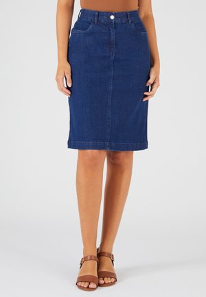 Jupe crayon en denim bleu foncé. Comprend des poches avant, une fermeture à un bouton et un ourlet mi-genou avec une finition cousue.