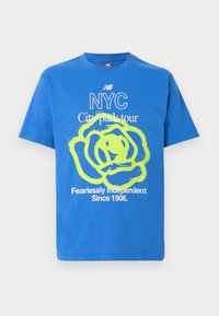 Μπλε μπλουζάκι με κοντά μανίκια, με κίτρινο αφηρημένο σχέδιο τριαντάφυλλου και λευκό κείμενο που γράφει NYC City park tour Fearlessly Independent Since 1906.