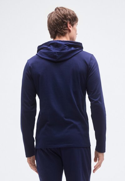 Camisola com capuz de manga comprida azul-marinho, com textura suave, capuz e corte descontraído. O tecido parece leve e liso.