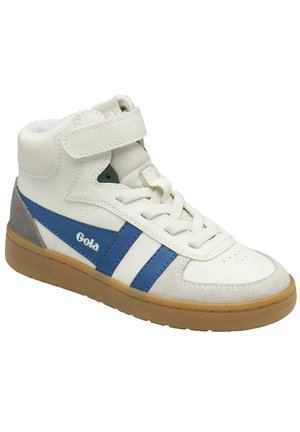 Zapatilla blanca de caña alta con rayas laterales azules, cierre de velcro, cordones blancos y suela de goma, con la marca "Gola" en el lateral.