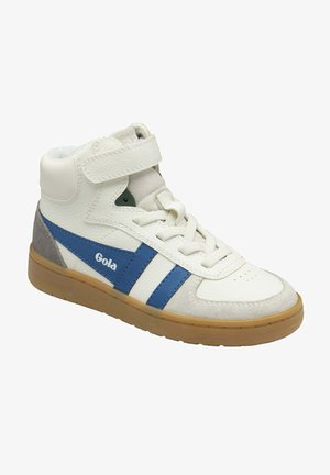 Witte hoge sneaker met blauwe zijstrepen, klittenbandsluiting, witte veters en rubberen zool, met "Gola"-branding aan de zijkant.