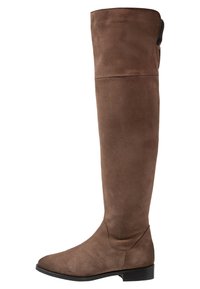 Brązowe wysokie kozaki zamszowe sięgające powyżej kolan, z zaokrąglonym noskiem i płaską podeszwą. Posiadają przeszycie na cholewce oraz pętlę u góry.