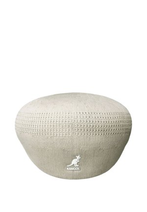 Boina de punto color beige claro con patrón de pequeños agujeros y logo de canguro bordado en blanco en el centro frontal.