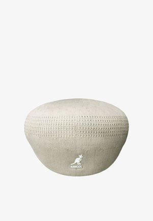 Berretto beige chiaro lavorato a maglia con motivo a piccoli fori e logo del canguro bianco ricamato al centro davanti.