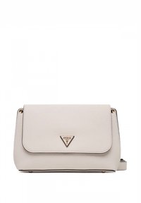 Borsa a tracolla in pelle beige con chiusura a patta magnetica, dettagli in metallo dorato e logo triangolare sul davanti; forma compatta e rettangolare.