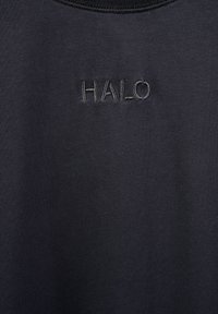 Ciemnoszary sweatshirt z teksturowanym materiałem i haftowanym logo "HALO" w kontrastowym kolorze z przodu. Prosty krój z okrągłym dekoltem.