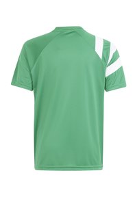 Camisa deportiva verde de manga corta con rayas diagonales blancas en el hombro derecho, vista desde la parte posterior.