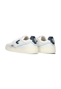 Witte sneakers met een gladde leren en suede bovenkant, marineblauwe accenten en mesh-details. Beschikt over een gestructureerde zool en vetersluiting.