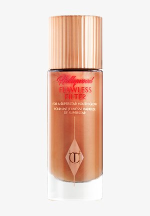 Flasche von Charlotte Tilbury Hollywood Flawless Filter flüssigem Make-up mit rosegoldener Kappe und Branding-Text auf einem klaren Behälter.
