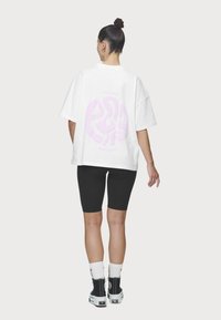 Pegador GABI HEAVY OVERSIZED TEE - Apdrukāts T-krekls - white