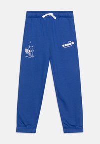 Modré bavlnené tepláky s elastickým pásom a šnúrkou, s bielou kreslenou potlačou a logom na ľavej nohavici.