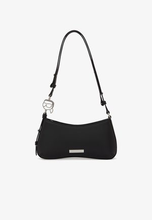 Melna plecu soma ar izliekta apakšu, regulējamu siksnu, metāla logotipa plāksnīti un sudraba piekariņu sejā ar saulesbrillēm.