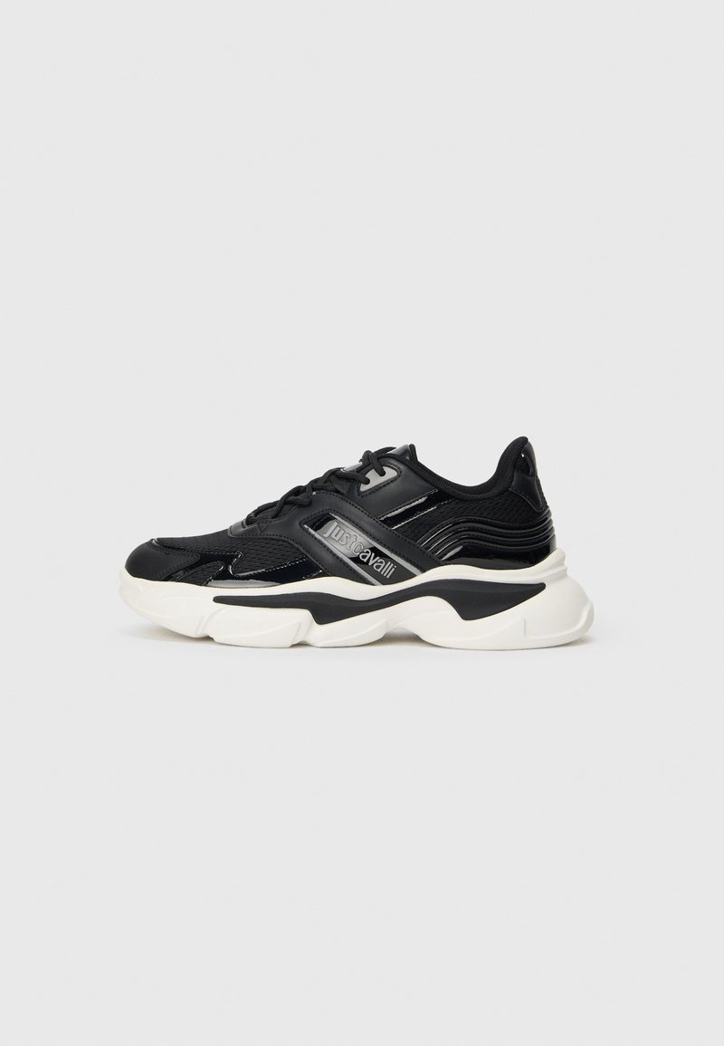 Sneaker a basso profilo in bianco e nero con suola spessa, tomaia in mesh e pelle, chiusura con lacci e logo "Just Cavalli" di lato.