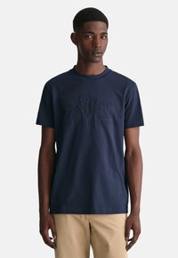 GANT - TONAL ARCHIVE SHIELD - T-shirt imprimé - evening blue Image miniature 1