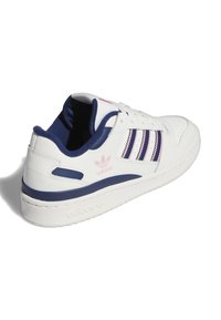 Bijela tenisica s mornarsko plavim akcentima, tri ružičaste pruge i teksturirana koža. Ima podstavljen ovratnik i Adidas logo na peti.