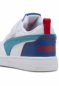 Valged tennised, millel on türkiissinine tekstiilpaneel, sinised nahast aktsendid, punane kandetab ja PUMA punane logo külje peal.