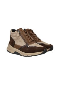 Bruine en beige hoge sneakers van suède met een gestructureerde afwerking, voorzien van veters en een zijrits voor gemakkelijk aan- en uittrekken. Rubberen zolen.