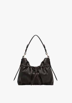 Borsa a mano in pelle marrone scuro con design arricciato, tracolla regolabile e dettaglio con coulisse al centro davanti.